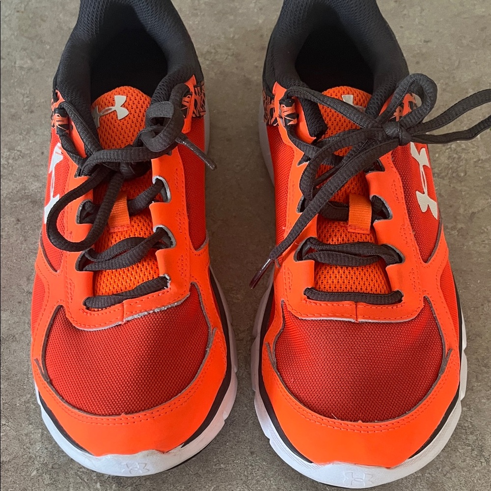 Under Armour womens orange and Black Sneakers size 5.5  gently used great shape